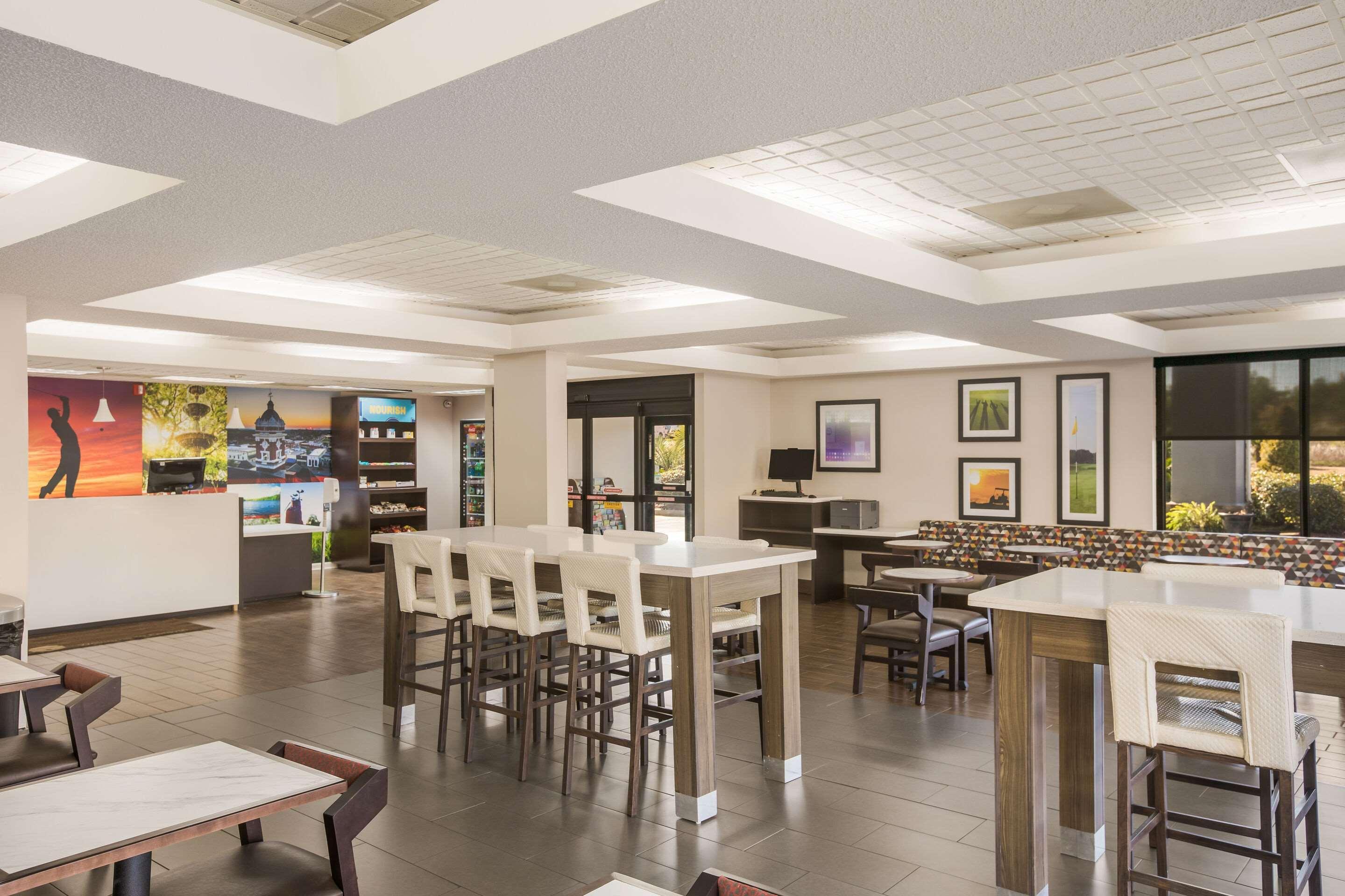 Clarion Pointe Forsyth I-75 Hotel Eksteriør billede